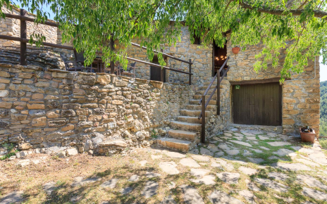 Escaleras a cuarto de lavado con lavadora